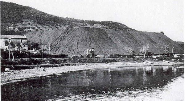 Colline nere di detriti originate della lavorazione del ferro delle miniere etrusche