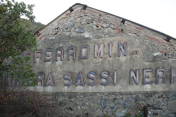 L'officina del cantiere, con le scritte "Ferromin Miniera Sassi Neri".